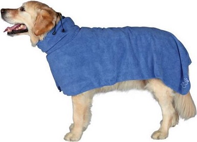 Afbeelding van een hond met de Trixie badjas aan