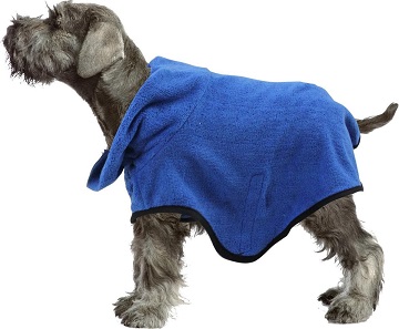 Afbeelding van een hond met de Pawise hondenbadjas aan