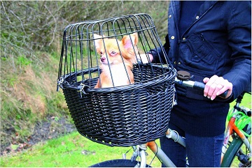 Afbeelding van de Trixie Hondenfietsmand aan het stuur met hondje erin